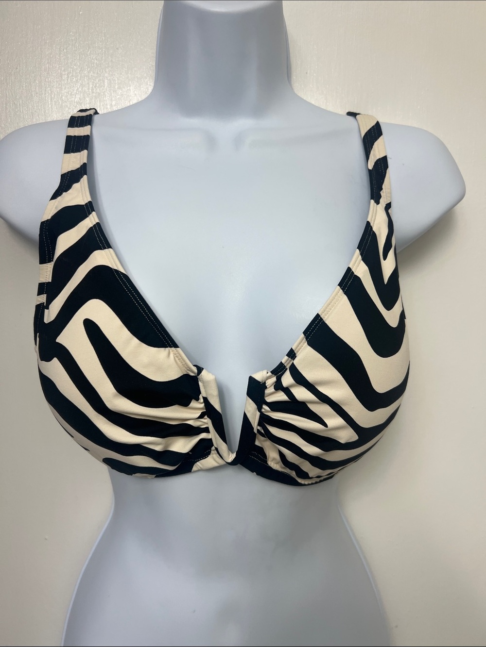 Bleu by Rod Beattie V-Wire Tie back Bikini Top, Animal Print Sz. 36D Molded cups